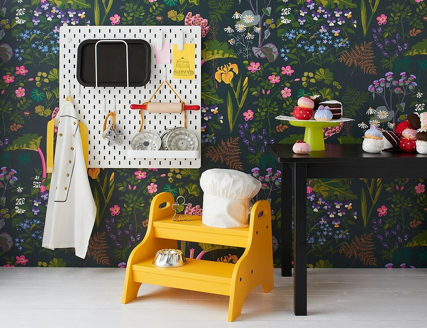 Багатофункціональне ліжко IKEA з місцем для зберігання речей: ідеальне рішення для маленької квартири.