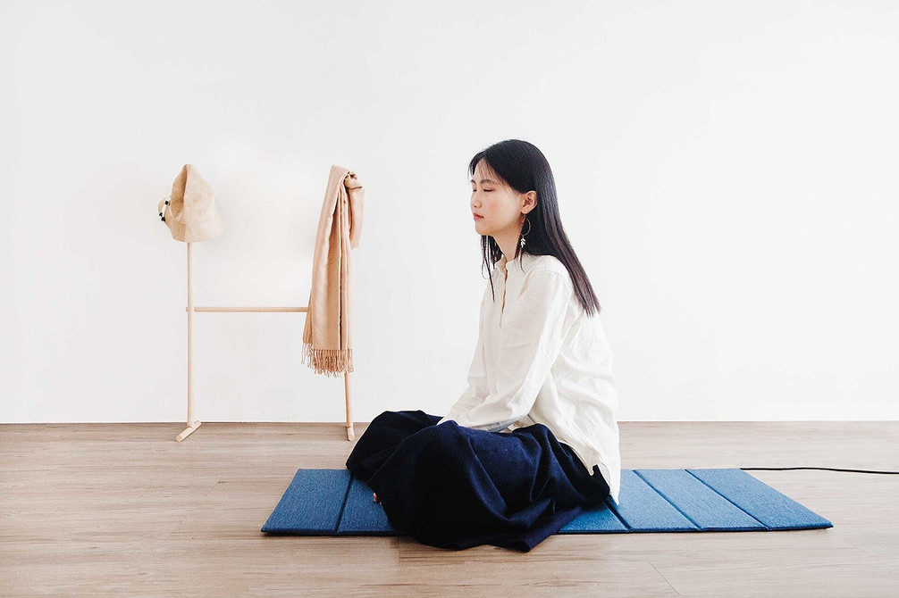 Тренди дизайну меблів 2020: мінімалістичне крісло з металевим каркасом та текстильною оббивкою.