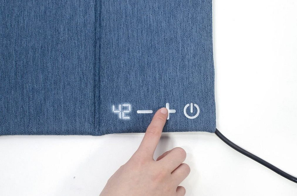 Натуральні матеріали в інтер'єрі: дерев'яний стіл та стільці в скандинавському стилі.