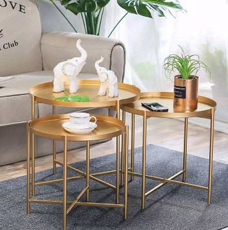 Сучасний кавовий столик з незвичайною формою ніжок, ідеальний для сучасного дизайну вітальні.