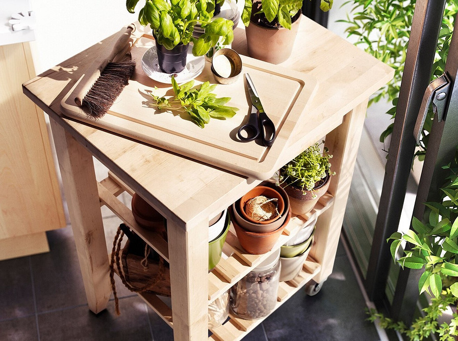 Мобільні меблі IKEA: зручний візок для зберігання речей в сучасному інтер'єрі.