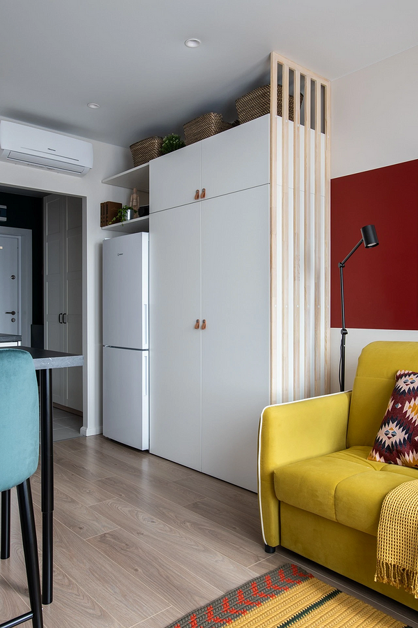 Картини та фотографії на торці шафи: персоналізований декор простору.