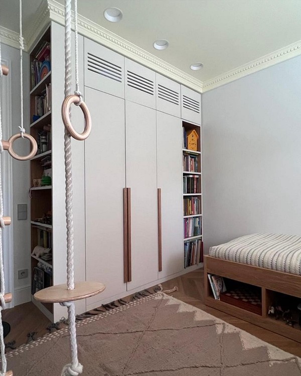 Вертикальний сад на торці шафи додає свіжості та зелені в інтер'єр.