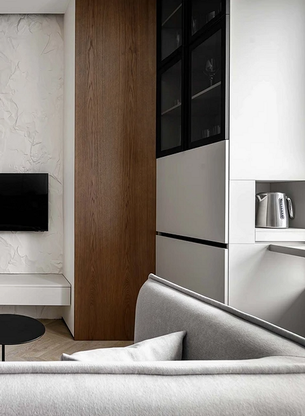 Гачки для одягу та аксесуарів на торці шафи для зручного зберігання.