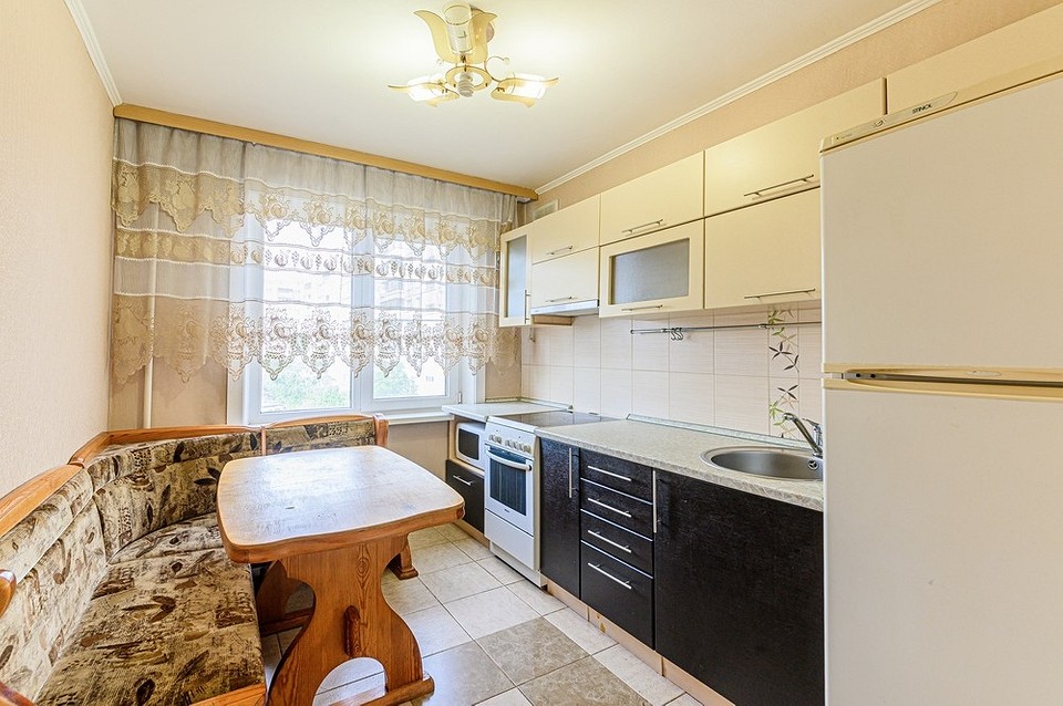 Застарілі меблі в інтер'єрі вітальні: поради щодо сучасного дизайну