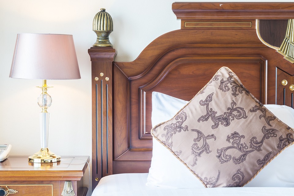 Інтер'єр з застарілою шафою: приклади антитрендів у меблюванні дому