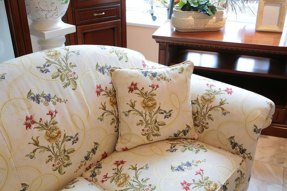 Крісло, оббите антивандальною тканиною, з подушкою, ідеальне рішення для власників домашніх тварин.