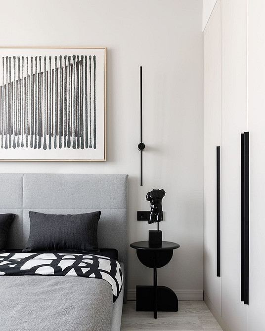 Дизайн спальні з білими меблями та яскравими акцентами для енергійного інтер'єру