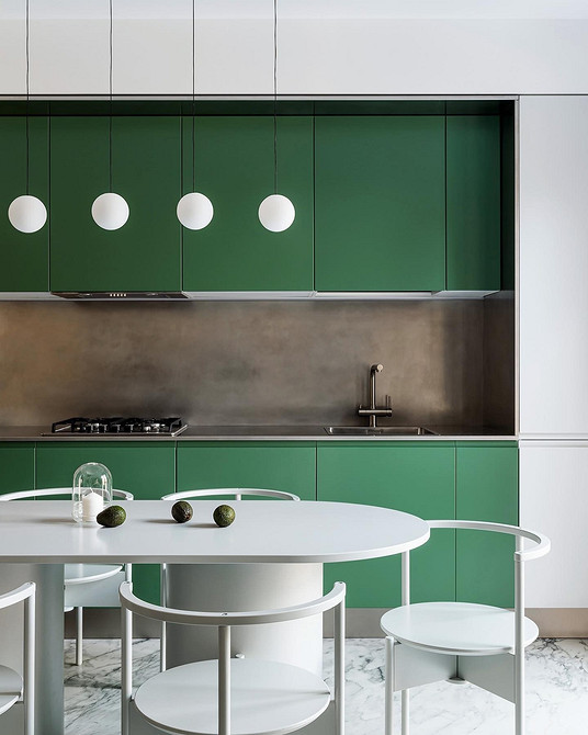 Інтер'єр світлої кухні з білими фасадами та яскравими акцентами в декорі.