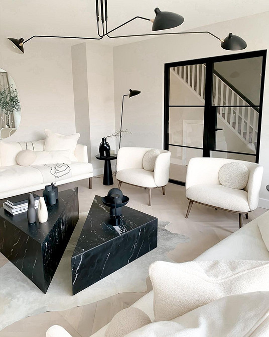 Біла кутова кухня з вбудованою технікою та зручним плануванням.