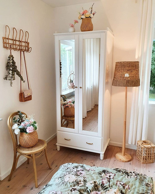 Світла спальня з білими меблями: ліжко, тумбочки та декор в гармонійному інтер'єрі.