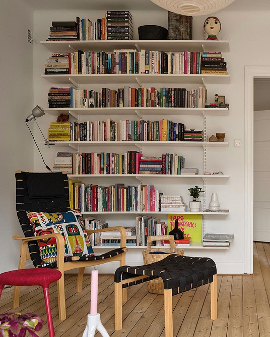 Простора біла кухня з великими вікнами та достатньою кількістю природного світла.