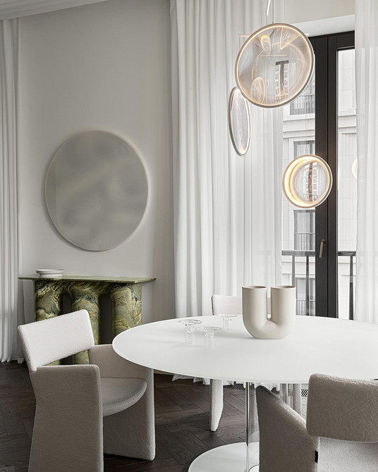 Кабінет з білим письмовим столом та стелажем: мінімалістичний дизайн інтер'єру для роботи