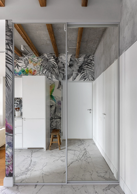 Стильний балкон з білими меблями, квітами та видом на місто для релаксації