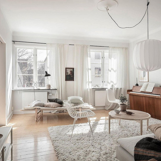 Дизайн дитячої кімнати з білими меблями та яскравими іграшками для радості