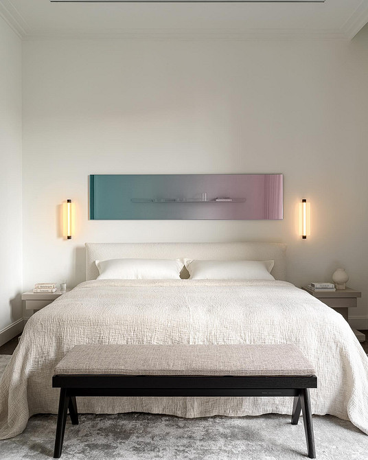 Ідеї для спальні з білими меблями та дерев'яними елементами для теплого відчуття