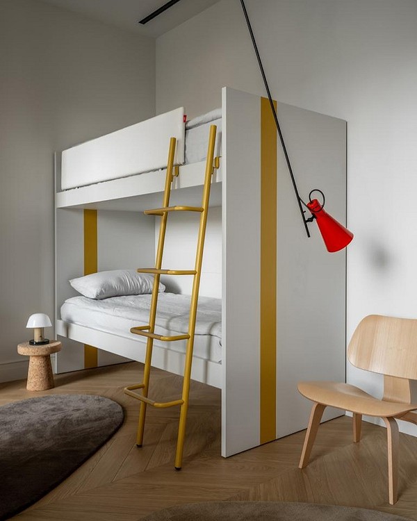 Дизайн спальні з білими меблями: акцентна стіна та стильні аксесуари.