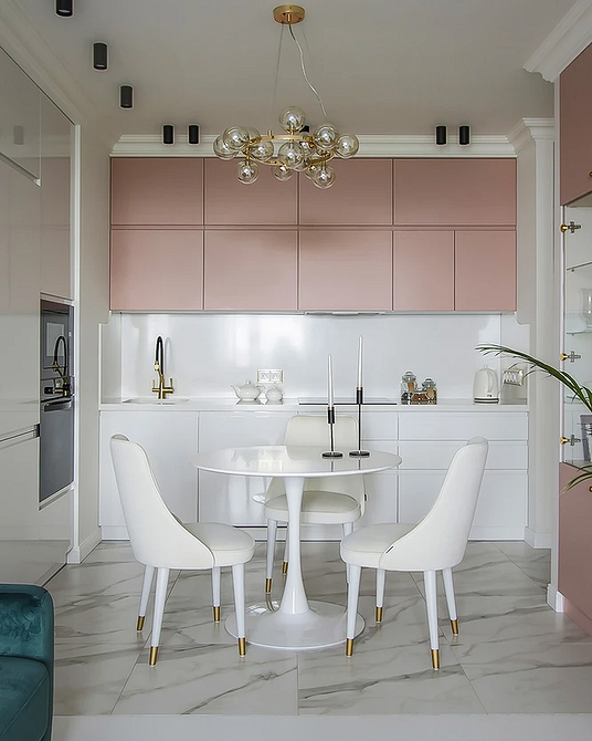 Інтер'єр вітальні з білим диваном та книжковими полицями: затишна атмосфера для відпочинку