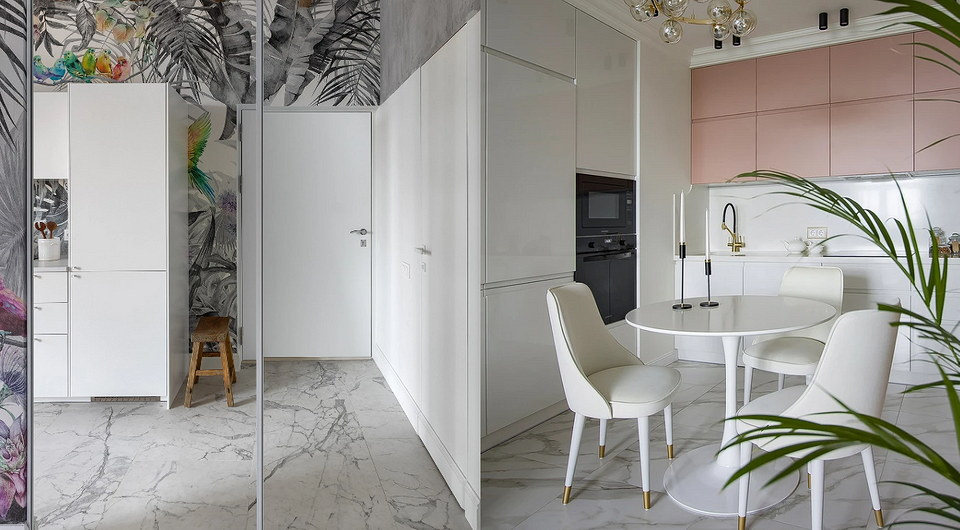 Світла вітальня з білими меблями та яскравими акцентами в дизайні інтер'єру