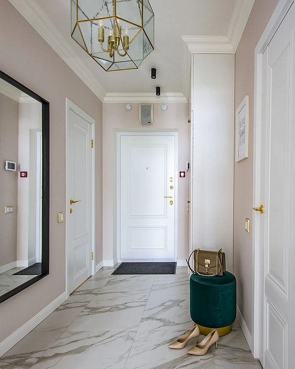 Білі меблі в маленькій спальні: ліжко, тумбочка та декор для візуального збільшення простору.