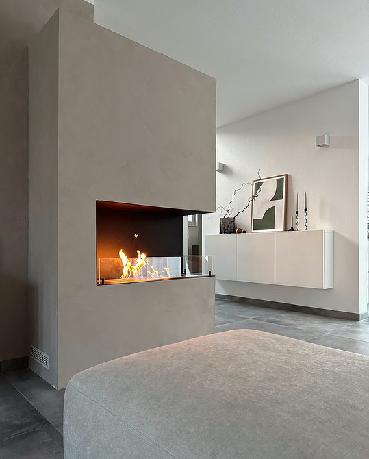 Кухня з білими фасадами та дерев'яною стільницею: стильний дизайн інтер'єру