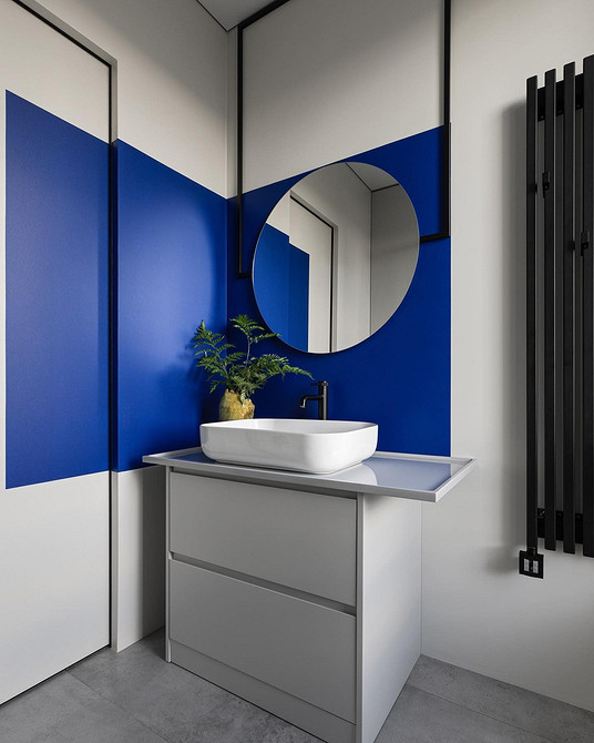 Їдальня з білим столом та стільцями: елегантний та світлий інтер'єр для сімейних обідів