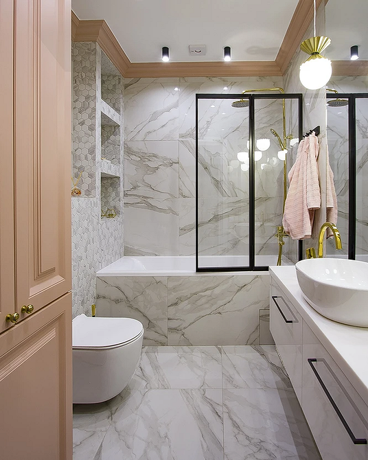 Дизайн маленької ванної кімнати з білими меблями, що максимально використовують простір.