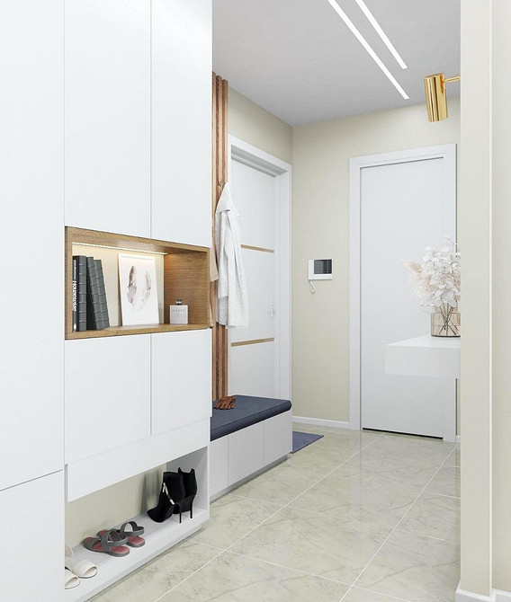 Елегантний дизайн спальні з білими меблями та акцентною стіною за ліжком.