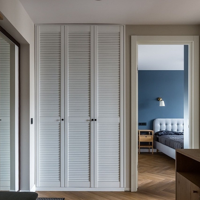 Ванна кімната з білою сантехнікою, меблями та дзеркалом для чистоти та стилю