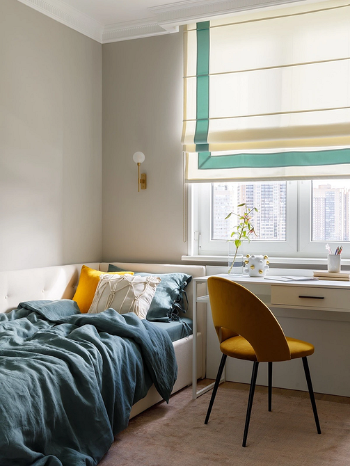 Інтер'єр спальні: білі меблі, мінімалістичний дизайн та функціональне планування.