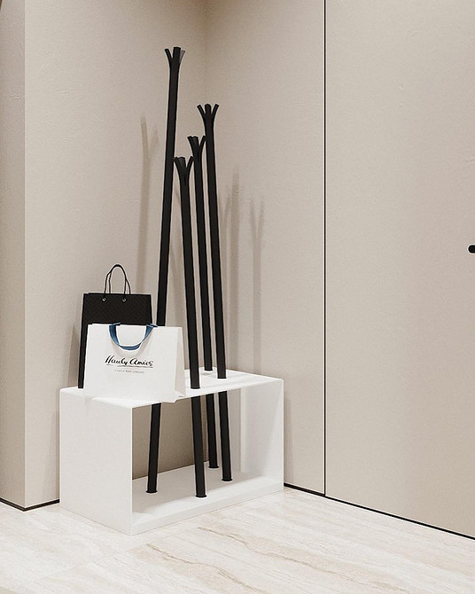 Білі меблі в спальні: просторе ліжко з м'яким узголів'ям та декоративні подушки.