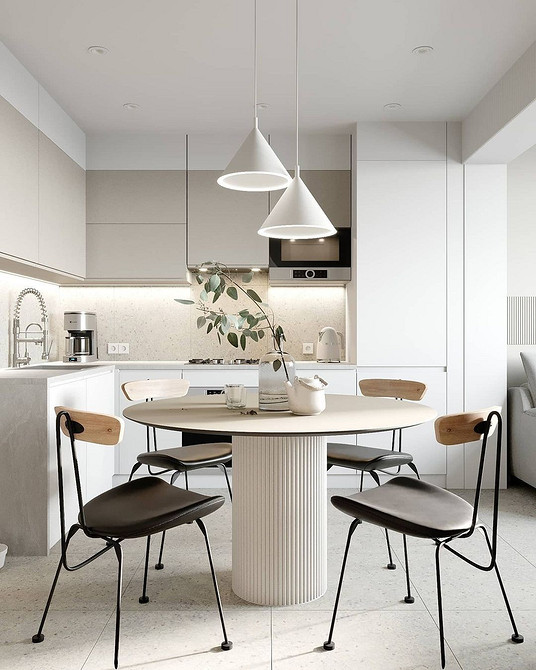 Елегантна їдальня з білим столом, стільцями та декором для особливих моментів