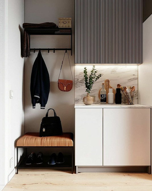 Інтер'єр спальні з білими меблями: використання різних текстур для створення глибини.