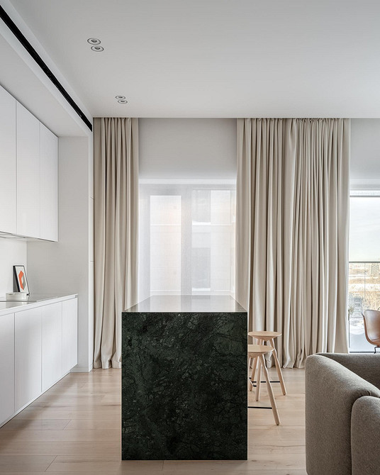 Кабінет з білим письмовим столом, полицями та кріслом для продуктивної роботи