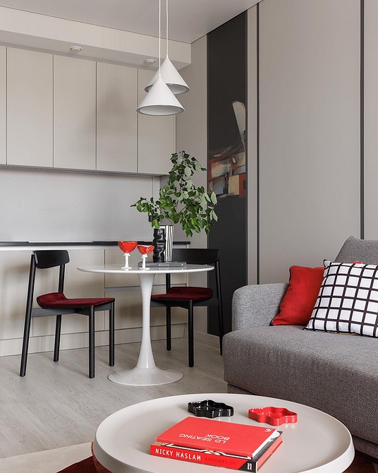 Спальня з білим ліжком та сірою постільною білизною: стильне поєднання кольорів в інтер'єрі