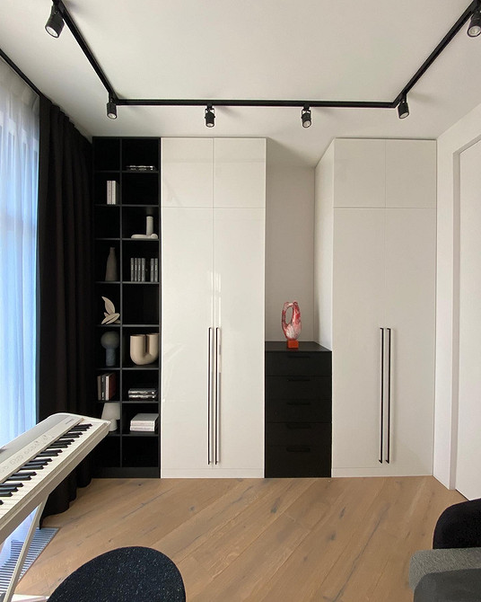 Світла спальня з білим ліжком та тумбочками: дизайн інтер'єру в пастельних тонах