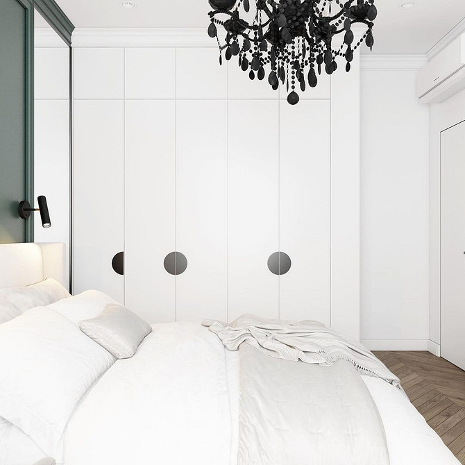 Простора спальня з білими меблями та великим вікном для максимального освітлення