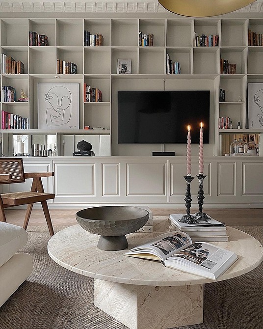 Затишна біла кухня з відкритими полицями та зеленими рослинами, еко-дизайн.