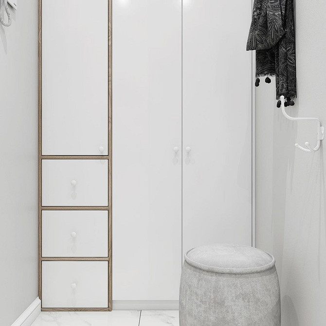 Ідеї для спальні: білі меблі в поєднанні з яскравим килимом для створення акценту.