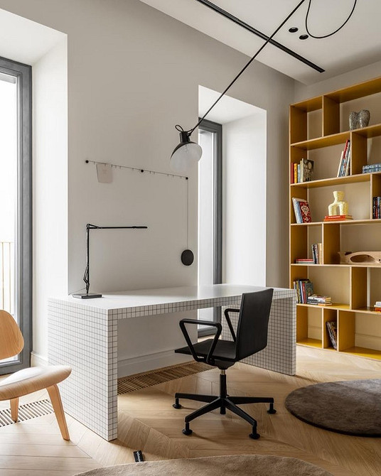 Вітальня з білими меблями та яскравими подушками: поєднання кольорів в інтер'єрі