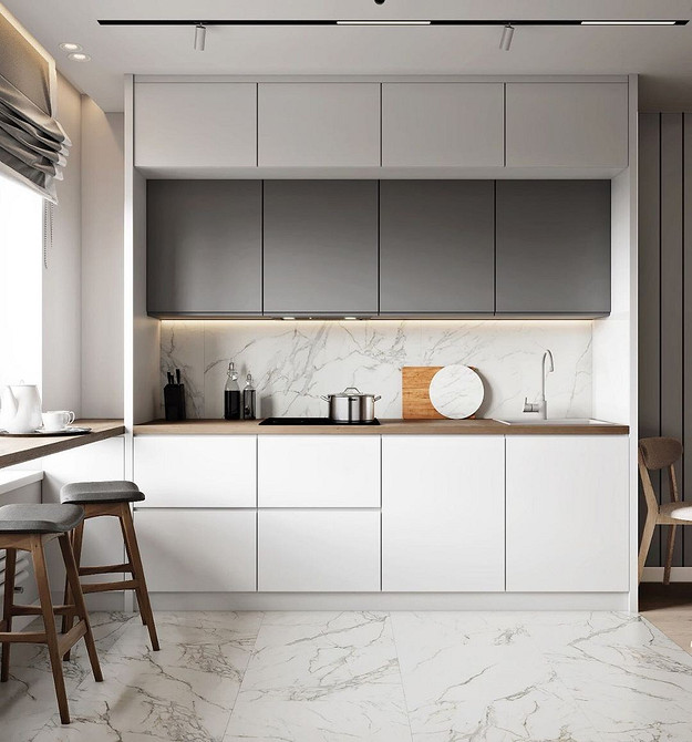 Стильна біла кухня з великим вікном та обідньою зоною біля нього.