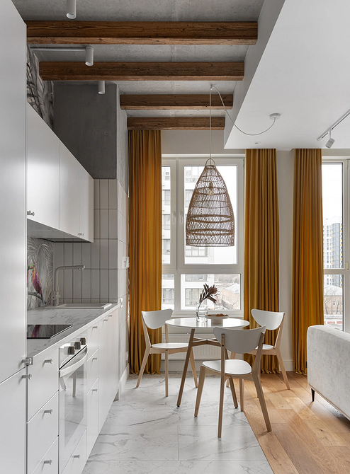 Світла кухня з білими меблями, відкритими полицями та посудом, практичне та стильне рішення.