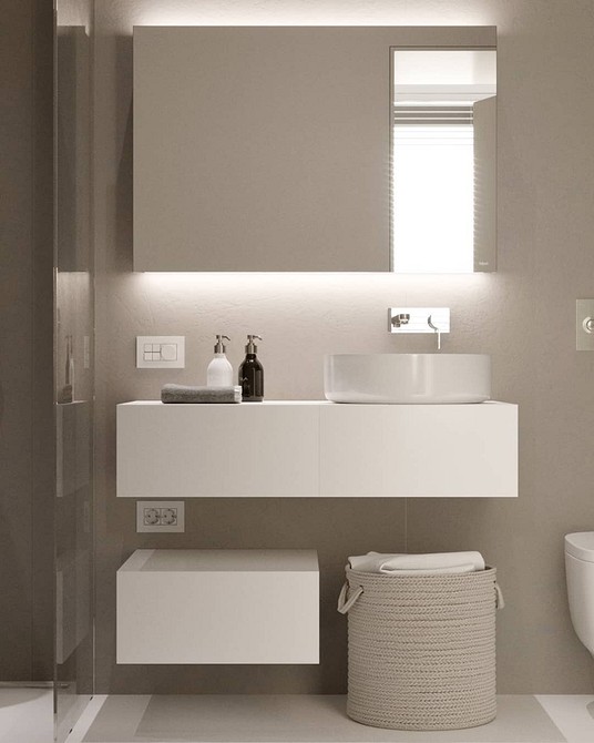 Інтер'єр ванної кімнати, біла ванна та світла плитка створюють відчуття чистоти і свіжості.