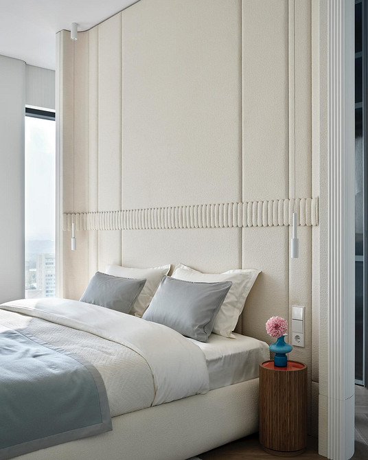 Біла кухня з дерев'яною стільницею: сучасний дизайн інтер'єру з акцентом на природність