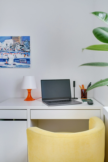 Ванна кімната з білою сантехнікою, тумбою та дзеркалом для чистоти та елегантності