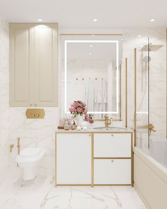 Інтер'єр маленької ванної кімнати з білою сантехнікою, що робить простір візуально більшим.