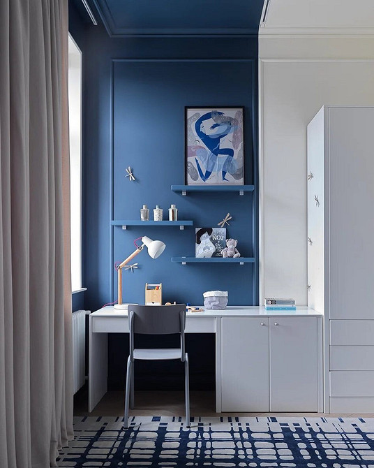 Стильна кухня з білими шафами, дерев'яною стільницею та яскравим декором для натхнення