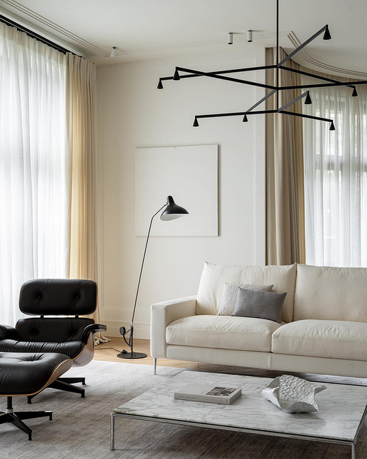 Маленька кухня з білими меблями: як максимально використати простір