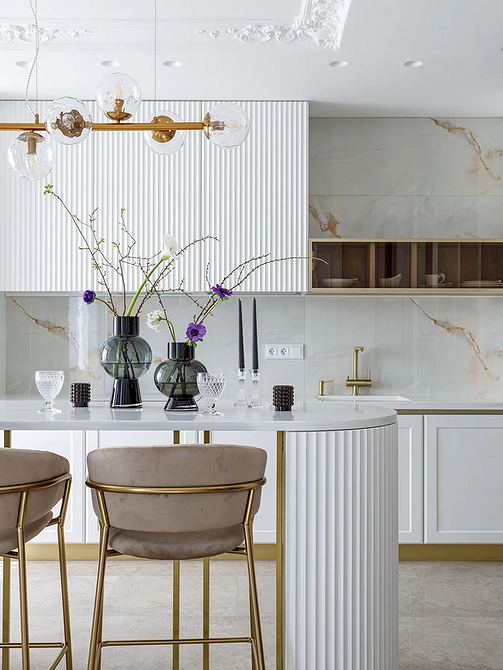 Приклад поєднання білих меблів з яскравим декором у дитячій кімнаті