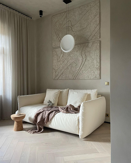 Інтер'єр кухні в скандинавському стилі з білими шафами та мінімалістичним дизайном.